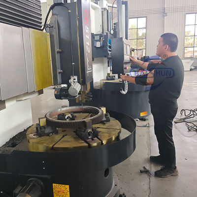 เครื่องหมุนตั้งแถวเดียวที่มีแกน C สําหรับการเจาะ เครื่องหมุน CNC