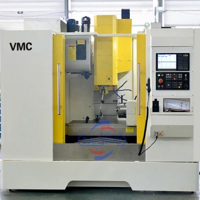 ความแม่นยําสูง 3 แกน Vmc Cnc ยืนยันโลหะ Milling ศูนย์การแปรรูป Lathe